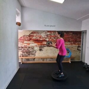 Silke Kayedelen Instagram - Unbezahlte Werbung da Markennennung 

Effektives Training: Balance und Ballwurf auf dem Halbball

Warum Training auf einem Halbbal mit Ballwürfen so effektiv ist

Das Training auf einem Halbbal kombiniert Balance- und Wurfübungen und bietet zahlreiche Vorteile:

Verbesserte Balance und Stabilität: Der instabile Untergrund aktiviert kleine Stabilisatormuskeln und verbessert die Körperkontrolle.

Gesteigerte Koordination: Fördert Hand-Auge-Koordination und Feinmotorik.

Ganzkörpertraining: Beansprucht verschiedene Muskelgruppen für ein effektives Workout.

Erhöhte Konzentration: Erfordert volle geistige Aufmerksamkeit.

Verbesserte Reaktionsfähigkeit: Fördert schnelle und präzise Bewegungen.

Dieses Training ist eine vielseitige und effiziente Methode, um Balance, Koordination und Muskelkraft zu verbessern.

Outfit @winshape.fashion

#BalanceTraining #Koordination #GanzkörperWorkout #Fitness #EffektivesTraining #Halbbal #Konzentration #Reaktionsfähigkeit #silke_kayadelen #SilkeKayadelen #StayFit55 #abnehmen
