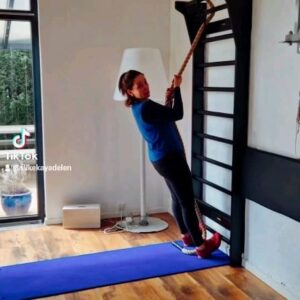 Silke Kayedelen Instagram - "Geradeaus am Tau entlang gleiten, sich herausfordern und dann mit voller Kraft hochziehen – das war meine neueste Herausforderung an der Sprossenwand! 💪 Es erfordert nicht nur Geschicklichkeit, sondern auch mentale Stärke, um sich durchzubeißen. Aber das Gefühl, wenn man sich am Ende ganz gerade hochzieht, ist einfach unbezahlbar! Wer traut sich, es auch zu versuchen? #Sprossenwand #Herausforderung #MentaleStärke #FitFam"

.