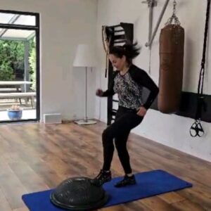 Silke Kayedelen Instagram - "BOSU Halfball Workout: Mehr als nur Balance!"

Warum sollte man mit dem BOSU Halbball trainieren? Weil es nicht nur die Balance verbessert, sondern auch Schnelligkeit, Ausdauer und vieles mehr! Hier sind einige einfache und effektive Übungen, die Spaß machen und in einem kleinen Zirkel durchgeführt werden können. Jede Übung dauert 45 oder 60 Sekunden, gefolgt von einer 15- oder 30-sekündigen Pause für maximale Ergebnisse und Spaß beim Training! #Fitness #Training #Gesundheit #Beweglichkeit #Stabilität #FitLife
#BOSU #Halbball #Workout #Balance #Schnelligkeit #Ausdauer #Spaß #Effektiv