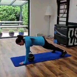 Silke Kayedelen Instagram - Ganzkörper-Workout mit Ball: Effektive Übungen für mehr Fitness

Ein umfassendes Ganzkörper-Workout, das verschiedene Übungen wie Squats, Lunges, Push-Ups, Russian Twists,  Hampelmann und andere mit einem Ball umfasst, kann erhebliche Vorteile für Deine Fitness haben. Diese 10 Übungen sollen jeweils 1 Minute lang mit 15 Sekunden Pause dazwischen ausgeführt werden. Hier sind die Hauptvorteile und eine Übersicht der Übungen:

Vorteile:

Verbesserte Kraft: Durch die verschiedenen Übungen werden nahezu alle Muskelgruppen angesprochen, was zu einer verbesserten Kraft führt.

Erhöhte Ausdauer: Das kontinuierliche Training ohne lange Pausen fördert die kardiovaskuläre Ausdauer.

Bessere Koordination: Übungen mit einem Ball fordern deine Koordination und dein Gleichgewicht heraus.

Core-Stabilität: Viele der Übungen, insbesondere der Russian Twist, stärken deine Rumpfmuskulatur.

Flexibilität und Mobilität: Dynamische Bewegungen wie Hampelmann verbessern deine Beweglichkeit und Flexibilität.

Durchführung:
Führe jede Übung 1 Minute lang aus, gefolgt von 15 Sekunden Pause. Wiederhole den gesamten Zyklus nach Belieben für ein intensives Workout.

#GanzkörperWorkout #FitnessMitBall #FunctionalTraining #StärkeUndAusdauer #Koordination #CoreTraining #GesundeFitness #Krafttraining #Cardio #Beweglichkeit
#silke_kayadelen #silkekayadelen