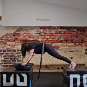 Silke Kayedelen Instagram - Push-Up Challenge mal anders! 🚀

Heute habe ich mich an eine etwas verrückte Übung gewagt: Push-Up auf 2 Kisten, mit den Händen auf einem Boseball und am Ende noch ein paar Hula-Hoop Schwünge! 🤸‍♂️💪

Warum das Ganze? Weil es nicht nur Spaß macht, sondern auch echt viele Vorteile hat:

Gleichgewicht: Wenn Du versuchst, auf wackeligen Unterlagen zu bleiben, trainierst Du dein Gleichgewicht und deine Stabilität.

Kraft: Diese Übung fordert Deine Muskeln wie keine andere!

Koordination: Zwischen Kisten, Boseball und Hula-Hoop trainierst Du Deine koordinativen Fähigkeiten auf das nächste Level.

Abwechslung: Mal was Neues ausprobieren hält den Trainingsalltag frisch und spannend.

Lachen: Manchmal geht es einfach darum, Spaß zu haben und sich selbst nicht zu ernst zu nehmen.

Probier's doch auch mal aus! Bleib jung und experimentierfreudig – Dein Körper wird es dir danken. 😉

#FitnessFun #WorkoutChallenge #BalanceTraining #PushUpHold #HulaHoop #StayYoung #HaveFun #FitnessGoals #ExperimentierFreudig #LachenIstGesund
#silkekayadelen #silke_kayadelen