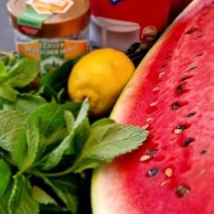 Silke Kayedelen Instagram - Erfrischender Melonen-Fetasalat mit Zitrone-Honig-Dressing und Minze

Zutaten:
1/2 Melone ( große Melone)
1 großes Stück Feta
Saft einer Zitrone
1 EL Honig
Prise Salz und Pfeffer
Frische Pfefferminzblätter

Zubereitung 
Für das Dressing Zitronensaft, Honig, Salz und Pfeffer in eine Schüssel geben und mit einem Schneebesen gut vermengen.

Die Melone entkernen und in mundgerechte Stücke schneiden. Die Melonenstücke in die Schüssel geben.

Vorsichtig umrühren, damit das Dressing alle Stücke gleichmäßig bedeckt. 

Fetakäse gut zerbröseln und in die Schüssel geben. 

Frische Minzblätter (Menge so wie gewünscht) fein hacken und in die Schüssel geben.
Alles vorsichtig unterheben.

Den Salat für mindestens 30 Minuten im Kühlschrank ziehen lassen, damit sich die Aromen verbinden.

Vor dem Servieren nochmals umrühren und eventuell mit zusätzlichen Minzblättern garnieren.

Warum ist Melonensalat gut?

Regulierung des Wasserhaushalts: Melonen bestehen hauptsächlich aus Wasser und sind daher eine großartige Wahl, um den Flüssigkeitshaushalt zu regulieren, insbesondere in den heißen Sommermonaten.

Leicht und bekömmlich: Melonensalat ist leicht verdaulich und kalorienarm, was ihn zu einer guten Option macht, wenn man eine leichtere Mahlzeit bevorzugt oder seine Kalorienzufuhr reduzieren möchte.

UND er ist einfach und schnell zuzubereiten!!!

 #Melonensalat #Sommergenuss #Erfrischend #GesundeErnährung
#abnehmen #silkekayadelen #silke_kayadelen #Personaltraining #personaltrainer #foodcoach