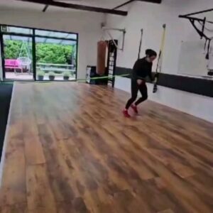 Silke Kayedelen Instagram - "Effektives Krafttraining für jedes Alter: So bleibst Du fit und stark mit Widerstandsbändern!"

Entdecke die Kraft und Effektivität von Widerstandsbändern für Dein Training! Besonders ab 50 ist es wichtig, fit und stark zu bleiben. Mit diesen Übungen, bei denen Du ein an der Hüfte befestigtes Gummiband nach hinten ziehst, trainierst Du Deine Muskeln gezielt und schonend. Ob seitliches Laufen, Sprünge auf den Stepper oder abwechselndes Beintraining – die konstante Spannung des Bands stärkt deine Muskulatur, verbessert die Stabilität und fördert die Beweglichkeit. Lass Dich von den Vorteilen überzeugen und integriere diese Übungen in Dein Trainingsprogramm!

#FitnessAb50 #Krafttraining #Widerstandsbänder #GesundUndFit #AktivImAlter #WorkoutMotivation #StayStrong #Beweglichkeit #StärkeDeineMuskeln
#silke_kayadelen #silkekayadelen 
#PersonalisiertesTraining #Personaltraining