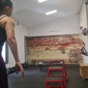 Silke Kayedelen Instagram - Stufen-Sprung- und Ausfallschritt-Übung: Effektives Beintraining

Diese Übung stärkt die Oberschenkel und verbessert Balance und Stabilität.

Ablauf:

Stelle ein Bein auf eine Stufe.

Drücke Dich hoch, bis Du auf einem Bein stehst.

Gehe kontrolliert herunter.

Mache einen Ausfallschritt nach hinten.

Vorteile:

Stärkung der Oberschenkel: Kräftigt den Quadrizeps und hintere Oberschenkelmuskeln.

Kraftaufwand: Höhere Stufen erhöhen die Intensität.

Balance: Fördert Stabilität und tieferliegende Muskeln.

Ganzheitliches Training: Beansprucht auch Gesäß und Waden.

Skalierbarkeit: Von niedrigen zu höheren Stufen steigern.

Beginne mit kleinen Stufen und steigere die Höhe allmählich für kontinuierlichen Fortschritt.

#Beintraining #Oberschenkel #Fitness #Kraftaufbau #Balance #Workout #Gesundheit #Trainingsroutine #FitnessTipps
#silkekayadelen #silke_kayadelen 
#Personaltraining #Coaching 

Outfit @winshape.fashion
20 %Rabatt mit Code SilkeK20