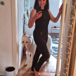 Silke Kayedelen Instagram - Wenn man einen weißen Schatten hat. Heute gibt es eine große Party Zuhause.  Alles ist vorbereitet, alle sind fertig und dann will man mal ein Foto vom Dress machen. ER bleibt der liebe @milo_thewhiteshadow ❤️❤️❤️