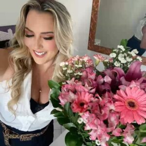 Sill Esteves Instagram - São 29 anos na carreira de atriz, humorista, apresentadora e escritora - artes cênicas em geral (quando eu paro pra refletir sobre, logo penso “mas já!??!!) e só tenho 18 anos de idade kkkk 

Mas dentro deste “mas já”, foram anos de dedicação, anos de de estudo, cursos, aprendizados com atores, atrizes, apresentadores mais e menos experientes que eu, tudo em minha carreira é aprendizado… e ainda falta muito chão… e eu sou uma boa aluna, independente da nota que eu tire (as notas altas e baixas também são aprendizados) eu sempre estou atenta pra saber oque está nota, esta prova significa em minha carreira… e assim vou seguindo os anos dentro das artes cênicas. Encontrando pessoas incríveis, pessoas boas, pessoas péssima, pessoas maldosas… mas até essas pessoas que querem nos derrubar faz parte do aprendizado. Por mais que doa (e dói mesmo sou prova viva disso) cada maldade que plantam a seu respeito, cada fofoca, a verdade sempre prevalece. Pode demorar (e geralmente demora kkk) mas a certeza de quem pratica o bem é infalível. 

Hoje quando olho pra trás e vejo quantas histórias eu posso contar, quantas pessoas passaram por minha vida profissional, quanto aprendizado, quanto amor, quanto orgulho tenho dessa estrada… de Artur Alvim para o mundo, acreditando em mim, perseverando, aprendendo, curando dores e feridas que adquiri nesse caminho… um ser em evolução. 

Fico triste sim quando relembro quantas pessoas tentaram me derrubar, me ofuscar, me apagar, me difamar, me menosprezar… mas isso diz sobre elas e não sobre mim. Transformo essa tristeza e dor em combustível para seguir a jornada e buscar meus objetivos.

E quem a creditou em mim? Eu mesma! Kkk esse é um dos segredos da vida, entender que nós somos a única pessoa que podemos nos levantar ou nos derrubar. Por isso cuide de você mesmo (a) com muito amor, pois você é a única pessoa que estará fielmente em todos os momentos de sua vida. Não desista de você! Acredite em seus sonhos! 

2025 @sucesso_atiracolo estará de volta. Tem sugestão de pauta, proposta de patrocínio, etc. Envie para superpimentaprod@gmail.com

#sillesteves #carreira #sonhos #sucessoprofissional