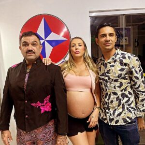 Sill Esteves Instagram - Estavamos Eu, a @sillesteves e o @eidouglasbrito no chiquérrimo camarim do @imaginario.bar 

O camarim no caso era um lugar tão cheio de brinquedos vintage , caríssimos que lembrei que sempre fui uma criança pobre!

Mas fato que, eu falei: " vamos fazer fotos tipo coluna da @monica_bergamo ???

E fizemos antes do show que foi incrível...e o resultado:

Fotos bandeiras!

Gratidão, @sillesteves
@eidouglasbrito 
@imaginario.bar