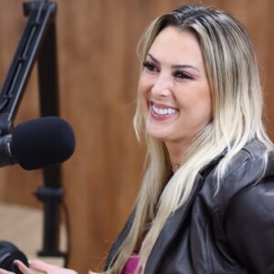Sill Esteves Instagram - São 29 anos na carreira de atriz, humorista, apresentadora e escritora - artes cênicas em geral (quando eu paro pra refletir sobre, logo penso “mas já!??!!) e só tenho 18 anos de idade kkkk 

Mas dentro deste “mas já”, foram anos de dedicação, anos de de estudo, cursos, aprendizados com atores, atrizes, apresentadores mais e menos experientes que eu, tudo em minha carreira é aprendizado… e ainda falta muito chão… e eu sou uma boa aluna, independente da nota que eu tire (as notas altas e baixas também são aprendizados) eu sempre estou atenta pra saber oque está nota, esta prova significa em minha carreira… e assim vou seguindo os anos dentro das artes cênicas. Encontrando pessoas incríveis, pessoas boas, pessoas péssima, pessoas maldosas… mas até essas pessoas que querem nos derrubar faz parte do aprendizado. Por mais que doa (e dói mesmo sou prova viva disso) cada maldade que plantam a seu respeito, cada fofoca, a verdade sempre prevalece. Pode demorar (e geralmente demora kkk) mas a certeza de quem pratica o bem é infalível. 

Hoje quando olho pra trás e vejo quantas histórias eu posso contar, quantas pessoas passaram por minha vida profissional, quanto aprendizado, quanto amor, quanto orgulho tenho dessa estrada… de Artur Alvim para o mundo, acreditando em mim, perseverando, aprendendo, curando dores e feridas que adquiri nesse caminho… um ser em evolução. 

Fico triste sim quando relembro quantas pessoas tentaram me derrubar, me ofuscar, me apagar, me difamar, me menosprezar… mas isso diz sobre elas e não sobre mim. Transformo essa tristeza e dor em combustível para seguir a jornada e buscar meus objetivos.

E quem a creditou em mim? Eu mesma! Kkk esse é um dos segredos da vida, entender que nós somos a única pessoa que podemos nos levantar ou nos derrubar. Por isso cuide de você mesmo (a) com muito amor, pois você é a única pessoa que estará fielmente em todos os momentos de sua vida. Não desista de você! Acredite em seus sonhos! 

2025 @sucesso_atiracolo estará de volta. Tem sugestão de pauta, proposta de patrocínio, etc. Envie para superpimentaprod@gmail.com

#sillesteves #carreira #sonhos #sucessoprofissional