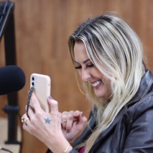 Sill Esteves Instagram - São 29 anos na carreira de atriz, humorista, apresentadora e escritora - artes cênicas em geral (quando eu paro pra refletir sobre, logo penso “mas já!??!!) e só tenho 18 anos de idade kkkk 

Mas dentro deste “mas já”, foram anos de dedicação, anos de de estudo, cursos, aprendizados com atores, atrizes, apresentadores mais e menos experientes que eu, tudo em minha carreira é aprendizado… e ainda falta muito chão… e eu sou uma boa aluna, independente da nota que eu tire (as notas altas e baixas também são aprendizados) eu sempre estou atenta pra saber oque está nota, esta prova significa em minha carreira… e assim vou seguindo os anos dentro das artes cênicas. Encontrando pessoas incríveis, pessoas boas, pessoas péssima, pessoas maldosas… mas até essas pessoas que querem nos derrubar faz parte do aprendizado. Por mais que doa (e dói mesmo sou prova viva disso) cada maldade que plantam a seu respeito, cada fofoca, a verdade sempre prevalece. Pode demorar (e geralmente demora kkk) mas a certeza de quem pratica o bem é infalível. 

Hoje quando olho pra trás e vejo quantas histórias eu posso contar, quantas pessoas passaram por minha vida profissional, quanto aprendizado, quanto amor, quanto orgulho tenho dessa estrada… de Artur Alvim para o mundo, acreditando em mim, perseverando, aprendendo, curando dores e feridas que adquiri nesse caminho… um ser em evolução. 

Fico triste sim quando relembro quantas pessoas tentaram me derrubar, me ofuscar, me apagar, me difamar, me menosprezar… mas isso diz sobre elas e não sobre mim. Transformo essa tristeza e dor em combustível para seguir a jornada e buscar meus objetivos.

E quem a creditou em mim? Eu mesma! Kkk esse é um dos segredos da vida, entender que nós somos a única pessoa que podemos nos levantar ou nos derrubar. Por isso cuide de você mesmo (a) com muito amor, pois você é a única pessoa que estará fielmente em todos os momentos de sua vida. Não desista de você! Acredite em seus sonhos! 

2025 @sucesso_atiracolo estará de volta. Tem sugestão de pauta, proposta de patrocínio, etc. Envie para superpimentaprod@gmail.com

#sillesteves #carreira #sonhos #sucessoprofissional