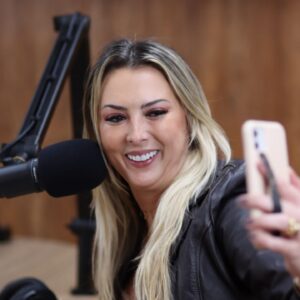 Sill Esteves Instagram - São 29 anos na carreira de atriz, humorista, apresentadora e escritora - artes cênicas em geral (quando eu paro pra refletir sobre, logo penso “mas já!??!!) e só tenho 18 anos de idade kkkk 

Mas dentro deste “mas já”, foram anos de dedicação, anos de de estudo, cursos, aprendizados com atores, atrizes, apresentadores mais e menos experientes que eu, tudo em minha carreira é aprendizado… e ainda falta muito chão… e eu sou uma boa aluna, independente da nota que eu tire (as notas altas e baixas também são aprendizados) eu sempre estou atenta pra saber oque está nota, esta prova significa em minha carreira… e assim vou seguindo os anos dentro das artes cênicas. Encontrando pessoas incríveis, pessoas boas, pessoas péssima, pessoas maldosas… mas até essas pessoas que querem nos derrubar faz parte do aprendizado. Por mais que doa (e dói mesmo sou prova viva disso) cada maldade que plantam a seu respeito, cada fofoca, a verdade sempre prevalece. Pode demorar (e geralmente demora kkk) mas a certeza de quem pratica o bem é infalível. 

Hoje quando olho pra trás e vejo quantas histórias eu posso contar, quantas pessoas passaram por minha vida profissional, quanto aprendizado, quanto amor, quanto orgulho tenho dessa estrada… de Artur Alvim para o mundo, acreditando em mim, perseverando, aprendendo, curando dores e feridas que adquiri nesse caminho… um ser em evolução. 

Fico triste sim quando relembro quantas pessoas tentaram me derrubar, me ofuscar, me apagar, me difamar, me menosprezar… mas isso diz sobre elas e não sobre mim. Transformo essa tristeza e dor em combustível para seguir a jornada e buscar meus objetivos.

E quem a creditou em mim? Eu mesma! Kkk esse é um dos segredos da vida, entender que nós somos a única pessoa que podemos nos levantar ou nos derrubar. Por isso cuide de você mesmo (a) com muito amor, pois você é a única pessoa que estará fielmente em todos os momentos de sua vida. Não desista de você! Acredite em seus sonhos! 

2025 @sucesso_atiracolo estará de volta. Tem sugestão de pauta, proposta de patrocínio, etc. Envie para superpimentaprod@gmail.com

#sillesteves #carreira #sonhos #sucessoprofissional