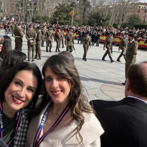 Silvia Jato Instagram - Hoy ha sido un día muy especial, mi amiga @estibaliz.martyn y servidora hemos jurado bandera ante el palacio Real en un acto solemne que ha emocionado a los jurandos y presentes con las palabras del General Don Joaquín Broch . Un discurso cargado de sentimiento, de unión, y de pasión por lo que defienden y aman, nuestra España, país de culturas y raíces diversas que respiran bajo el viento de la bandera que nos une e identifica. #vivaespaña #vivaelrey 🇪🇸