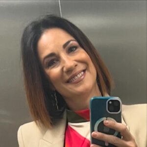Silvia Jato Instagram - Ya es viernes y el cuerpo lo nota! Feliz finde! y como siempre…una sonrisa que no falte. Feliz con el color que me da la blusa y pantalón  de @mango