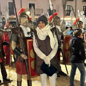 Silvia Jato Instagram - No os perdáis la Navidad de cada rincón de la Comunidad de Madrid. Os recomiendo el Belén monumental de @aytosanlorenzo .Mas de 500 piezas a tamaño natural que recorren las calles del Escorial. Os encantará! Feliz Navidad!!!🎄🎁 🙏🏻