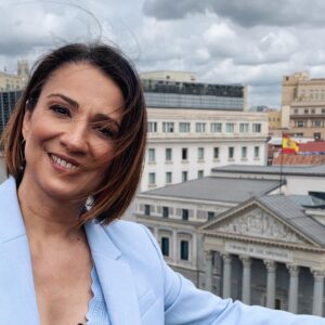 Silvia Jato Instagram - Fotos hechas con cariño y el resultado: fotón ! Gracias @pablo.fontenla porque hasta al final sabes sacar fotos y todo 😂 bueno, que la restauración tb cuenta @jose.merina 😻😁y ese color de pelo que cada día me gusta más @vizcainoestilistas 😻
Vista desde la azotea de @occidentseguros del @congreso_diputados  Las fotos de @casamiramadridoficial no necesitan fotón , son directamente deliciosos sus turrones y pasteles, ñam 😋 …#nuevoprograma #tv #proximamente