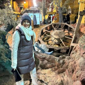 Silvia Jato Instagram - No os perdáis la Navidad de cada rincón de la Comunidad de Madrid. Os recomiendo el Belén monumental de @aytosanlorenzo .Mas de 500 piezas a tamaño natural que recorren las calles del Escorial. Os encantará! Feliz Navidad!!!🎄🎁 🙏🏻