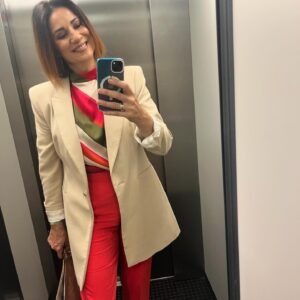 Silvia Jato Instagram - Ya es viernes y el cuerpo lo nota! Feliz finde! y como siempre…una sonrisa que no falte. Feliz con el color que me da la blusa y pantalón  de @mango