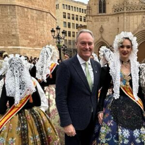 Silvia Jato Instagram - Mi mejor fotógrafo 😂 o por lo menos lo intenta …😂😂 Lleva en la médula sus fiestas, las de la @fiestasdelamagdalena . Nadie como él para explicármelas con cariño y sentimiento. No suelo hablar de él por este medio pero cierto es que sin él no hubiera vivido de manera tan intensa y bonita las fiestas de #castelló @_alberto.fabra Gracias 😻 ❤️