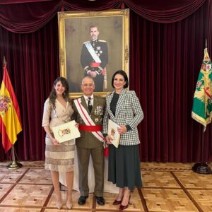 Silvia Jato Instagram - Hoy ha sido un día muy especial, mi amiga @estibaliz.martyn y servidora hemos jurado bandera ante el palacio Real en un acto solemne que ha emocionado a los jurandos y presentes con las palabras del General Don Joaquín Broch . Un discurso cargado de sentimiento, de unión, y de pasión por lo que defienden y aman, nuestra España, país de culturas y raíces diversas que respiran bajo el viento de la bandera que nos une e identifica. #vivaespaña #vivaelrey 🇪🇸