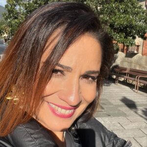 Silvia Jato Instagram - Aunque la luz que ilumina tu rostro te deje casi ciega y no sepas a qué o a quien mirar no dejes de sonreír nunca! Tus equipos de trabajo son parte de esa luz. Afortunada e ilusionada  @seanthorthon @pablo.fontenla @adrasmrtz Alberto, Borja y Sara #sonrie #tv #equipo  #nuevo proyecto @telemadrid