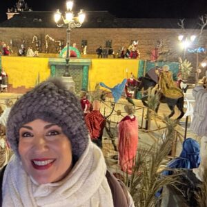 Silvia Jato Instagram - No os perdáis la Navidad de cada rincón de la Comunidad de Madrid. Os recomiendo el Belén monumental de @aytosanlorenzo .Mas de 500 piezas a tamaño natural que recorren las calles del Escorial. Os encantará! Feliz Navidad!!!🎄🎁 🙏🏻