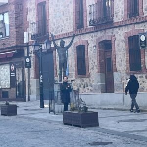 Silvia Jato Instagram - Aunque la luz que ilumina tu rostro te deje casi ciega y no sepas a qué o a quien mirar no dejes de sonreír nunca! Tus equipos de trabajo son parte de esa luz. Afortunada e ilusionada  @seanthorthon @pablo.fontenla @adrasmrtz Alberto, Borja y Sara #sonrie #tv #equipo  #nuevo proyecto @telemadrid