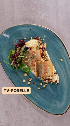 Silvia Schneider Instagram - 🐟Wie gelingt dir der perfekte Fisch? 👨‍🍳

Das ist garnicht so schwierig 😋

Silvia und Dominik haben es einfach erklärt - das ganze Video dazu gibt es jetzt auf YouTube @sweet.dominik

- Domi & Silvia ✌🏻

#fischgericht #fischrezepte #silviakocht #forelle #saibling #fischhbraten