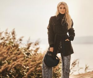 Silvia Schneider Instagram - Metallic looks for fall! 

Check out the new F/W campaign 2023 @stefflthedepartmentstore 
The coat is @parosh_official , and the trousers are @parosh_official