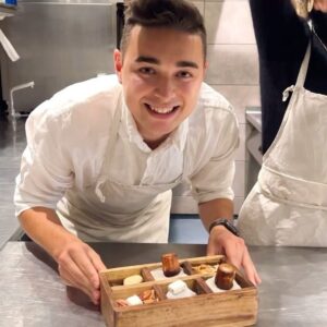 Silvia Schneider Instagram - Eine wunderbare Freundschaft 💛☺️👨‍🍳
 
Pipifeine Kulinarik & viele glückliche Gesichter .. 😋👨‍🍳🍴

Silvia & Sweety kochen auch bald wieder für euch im TV 📺 lasst euch überraschen und bis dorthin könnt ihr uns auf Instagram (ver)folgen!😄🙏🏻

#dreamteam #gastronomie #küche #chefsoninstagram #chefs #copenhagen #kochen #foodie #mahlzeit #silviakocht #silviaschneider #österreich #dominiksüss #sweety