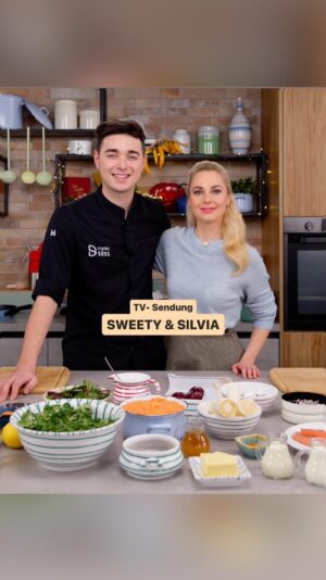 Silvia Schneider Instagram - 👨‍🍳Dominik Süß zaubert heute mit Silvia wieder 2 wunderbare Gerichte:
1. Vogerl-Rucola Salat mit cremigem Dressing und veganen Linsentalern
2. Lachsforelle mit Pastinaken-Crème und gerösteten Haselnüssen

Wenn die beiden Oberösterreicher hinterm Herd stehen wird’s immer Lustig!😁  👉Unbedingt einschalten: Heut einschalten 14:00 Uhr ORF2 „Silvia kocht“

#silviakocht #silviaschneider #orf #kochen #tvkoch #kochsendung #dominiksüss #sweetdominik