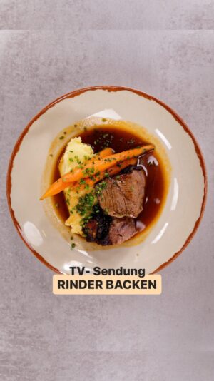 Silvia Schneider Instagram - 👨‍🍳Dominik Süß bereitet heute gleich zwei lecker Gerichte:
1. Geschmorte Kalbsbackerl mit Kartoffelpüree und Orangen-Karotten
2. Mohn-Butter Schupfnudeln - Österreicher Dessert Klassiker

Silvia und Dominik kennen sich schon länger - das könnte lustig werden :)

👉Aber nicht zuviel verraten: Die komplette Sendung findest du ab sofort auf meinem Youtube Kanal @sweet.dominik 
Nennung #silviakocht #silviaschneider #orf #kochen #tvkoch #kochsendung #dominiksüss #sweetdominik