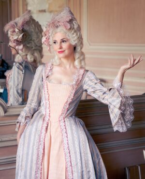 Silvia Schneider Instagram - Silvia als Marie Antoinette. Heute um 17:35 auf ORF2.⁠
Ich nehme Euch mit zu einem barocken Festmahl auf Chateau Gudanes. TV einschalten und genießen.⁠
⁠
#silviakocht #chateaugudanes #barock #südfrankreich #stylingbytichy