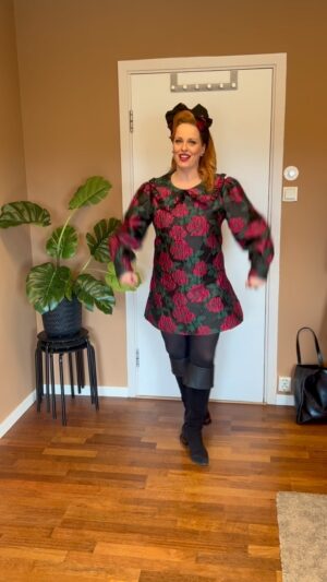 Silya Nymoen Instagram - Outfitcheck gone rogue, aye «Flamin’ orchid», mistress of land and sea 🏴‍☠️🌹😆

Tusen takk til alle som har vært på audition til @norsketalenter , det har vært en sann fryd! Gleder meg til fortsettelsen 🫶💫