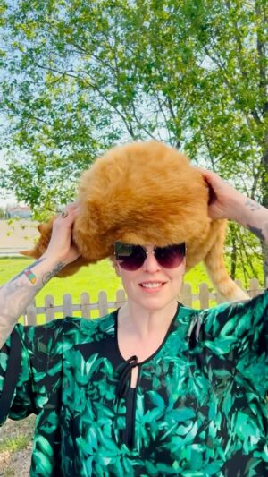 Silya Nymoen Instagram - Feirer ny låt med ny hatt 🤩😎
Har mange hatter, men dette er den fineste 🧡🐱🥰

#kattehatt #cathat