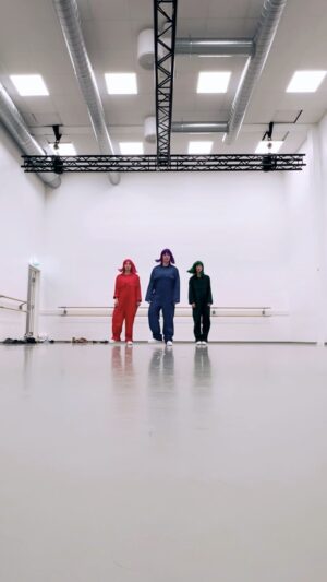 Silya Nymoen Instagram - Lykken er å få med sine beste venner til å være med i dansevideo til ny låt (som kommer fredag😎) 🩷💜💚 
Her er litt fjas og speedy behind the scenes av prosessen 🦆

Thea, Guro og jeg har ikke bare vært venner i tja typ 30 år, vi har gått på skole sammen, dansa sammen, bodd sammen, reist sammen osv... Når man blir eldre så ses man jo mindre fordi alle holder på med sitt og er jæskla busy.. så dette, å henge sånn i pinsehelga, er verdifullt gull💛 Har elska hvert sekund🥰  to be continued…

#behindthescenes #partone #wiggy #dans #friends4ever #javiharbacheloridans #musikkvideo