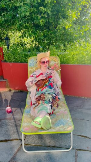 Silya Nymoen Instagram - Chill øving på en chill dag…☀️💛 
*
*
#dontdimmylight #ukulele