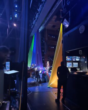 Silya Nymoen Instagram - Har hatt en magisk kveld i operaen!🦄 Tusen takk for tilliten @operaen_ , @oslopride og NRK! Superstas å få være medprogramleder med @nomanmubashir på @oslopride sin 50 års bursdagsfest og spille «Don’t Dim My Light» med @nrkkork 🤩❤️🥳
Og så mange utrolig fine og ulike artister og et fabelaktig publikum! For en gave☺️
Konserten sendes på NRK 29.juni 👯‍♀️🥰 🎻
Happy Pride🌈❤️🏳️‍🌈