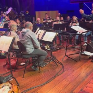 Silya Nymoen Instagram - Har assa hatt en så emosjonell og begivenhetsrik helg. Release💙, fullt hus med familiegathering❤️ og konsert med Stabsmusikken i Konserthuset igår🥳 (Spilte forresten «Rebel Unravel» live for første gang, arra av Gudim til orkester, supergøy og superstas! 🧡)

Nå har jeg endelig satt meg ned og ser på meldinger og kommentarer til «Help is on the way» og jeg er helt overvelda. Tusen tusen takk for så mange fine ord om låta og video og alt. Det varmer langt inn i rota🩵💙🩵Takk.
#feelingallthefeels #helpisontheway