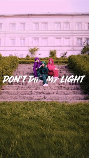 Silya Nymoen Instagram - Håper «Don’t Dim My Light» kan inspirere til fridans i hager, softdans i trapper, fargerike valg og generelle gode vibber i sommer 💚💜🩷 
*
*
All footage mekka av @nikolaigras 🙌
#dontdimmylight