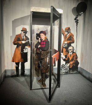 Silya Nymoen Instagram - @mystery_of_banksy_oslo 🐒💣💐📞