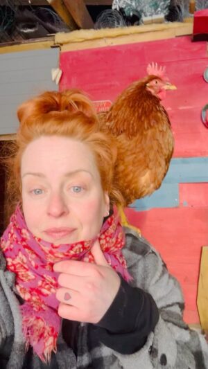Silya Nymoen Instagram - Hva gjør du på dager du ikke jobber spør du? Tja bare henger med chicksa og prater om vanlige ting og slapper av lissom 🧡🐔 #twins