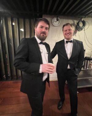 Silya Nymoen Instagram - Så stas å få være med i 007🔫-universet til @didriksollitangen i helga!🍸Dryppende i «diamanter» fikk jeg boltre meg med «Diamonds are forever» og «Goldfinger» sammen med et fantastisk orkester fullt av kjentfolk i all sin Bondprakt satt sammen av @madeinhonefoss 🌟Og henge med den andre makalause gjesten @adam_douglas 💫 Gøy! Takk for at jeg fikk være med og Shirley Basseye meg litt ,Didrik Bond 🤗🥰🍸
#backstagevibes