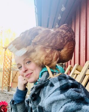 Silya Nymoen Instagram - Tusen takk for all kjærleik i forbindelse med ny låt! Jeg blir assa så glad for alle meldinger og delinger og gode vibber. Takk🥰 
Hilsen DiscoChicken 🦚

#dontdimmylight