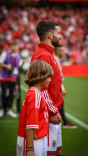 Simão Sabrosa Instagram - Sobre a emoção do meu SSS ontem. 
Imagens que ficam registadas para sempre. Afinal, eles sonham todos em ser jogadores. Fica registado no coração deste meu índio a entrada em campo com o Rafa ❤️ 
@slbenfica