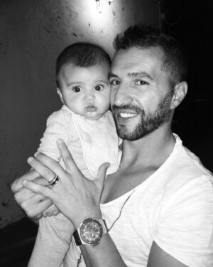 Simão Sabrosa Instagram - Feliz dia do Pai! A colecionar momentos incríveis…tesourinhos a crescerem connosco…a vida é feita destes momentos…o resto é apenas material…AMOR é a entrega mais bonita que se pode ter, receber e dar…
Com amor 
Dos índios e da mamã de meninos para os dois Pais da “casa”
