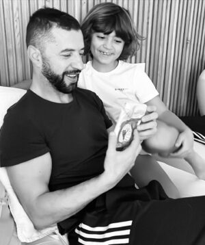 Simão Sabrosa Instagram - Dia do Pai! 
Aquele que todos os dias me acorda com beijos, o mais amoroso e o que me faz sentir todos os dias um super herói! 
❤️
Aos rezingas dos índios com muito amor ❤️