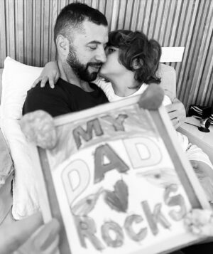Simão Sabrosa Instagram - Dia do Pai! 
Aquele que todos os dias me acorda com beijos, o mais amoroso e o que me faz sentir todos os dias um super herói! 
❤️
Aos rezingas dos índios com muito amor ❤️