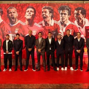 Simão Sabrosa Instagram - Mais que 20 razões para estar orgulhoso… mais que 20 motivos para ser grato. Fazer parte dos 20 mais importantes do estádio da Luz, nos 20 anos de vida desta Catedral, e escolhido pelos sócios… é uma honra imensa! Sentida gratidão a todos os que votaram, deste camisola 20 que vos guardará sempre do lado esquerdo do peito.
