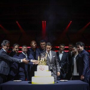 Simão Sabrosa Instagram - Mais que 20 razões para estar orgulhoso… mais que 20 motivos para ser grato. Fazer parte dos 20 mais importantes do estádio da Luz, nos 20 anos de vida desta Catedral, e escolhido pelos sócios… é uma honra imensa! Sentida gratidão a todos os que votaram, deste camisola 20 que vos guardará sempre do lado esquerdo do peito.