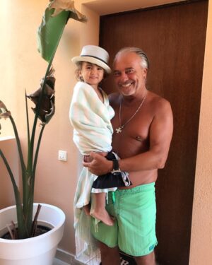Simão Sabrosa Instagram - Feliz dia do Pai! A colecionar momentos incríveis…tesourinhos a crescerem connosco…a vida é feita destes momentos…o resto é apenas material…AMOR é a entrega mais bonita que se pode ter, receber e dar…
Com amor 
Dos índios e da mamã de meninos para os dois Pais da “casa”