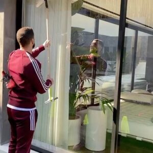 Simão Sabrosa Instagram - Boa noite a todos.
Como estão a passar o vosso tempo em casa ? 
Deixo-vos aqui um pequeno vídeo do que fizemos hoje e que na realidade fazemos normalmente.
Desporto, muito futebol, jogos didáticos, escola em casa, cozinhamos imenso também ☺️
Como estamos na nova casa, temos muitas caixas para organizar e todos ajudam eheheh 
Utilizem o hashtag #Hometeam #createdwithadidas e digam-nos o que fazem no vosso dia . @adidas @vavarebelo